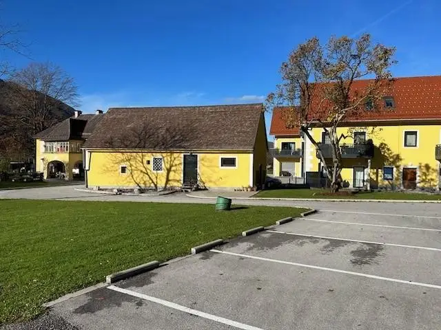 Anlegerwohnung im sanierten Herrenhaus mit Ufer