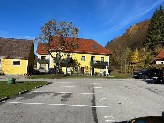 Anlegerwohnung im sanierten Herrenhaus mit Ufer