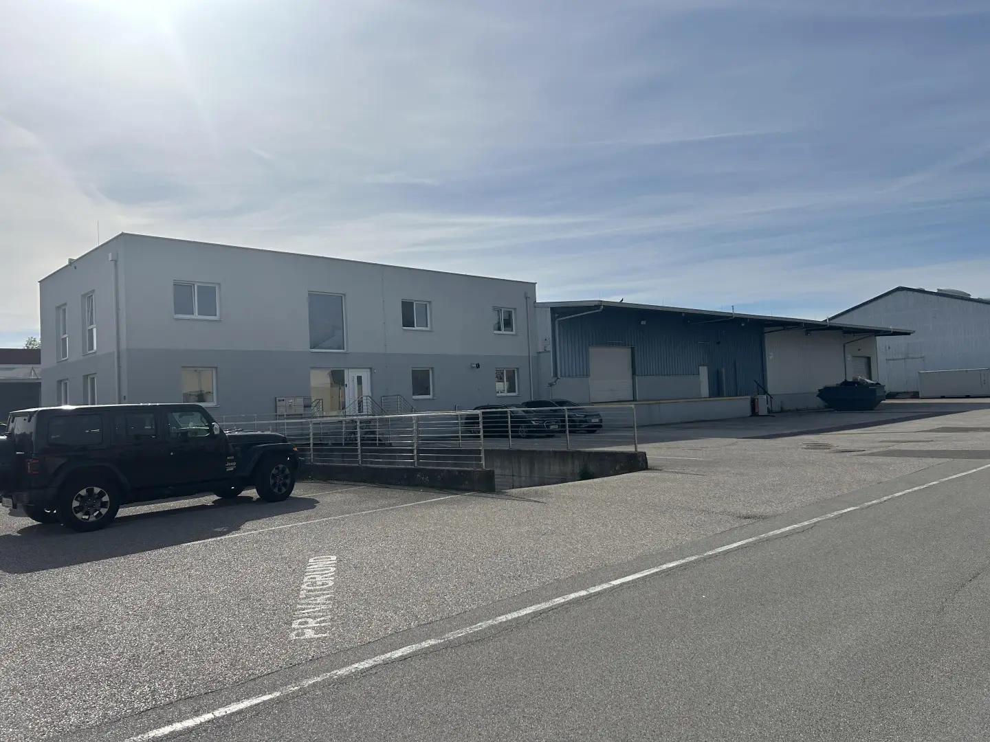 Logistics site with 24 hour access and fuel station Loftwohnung