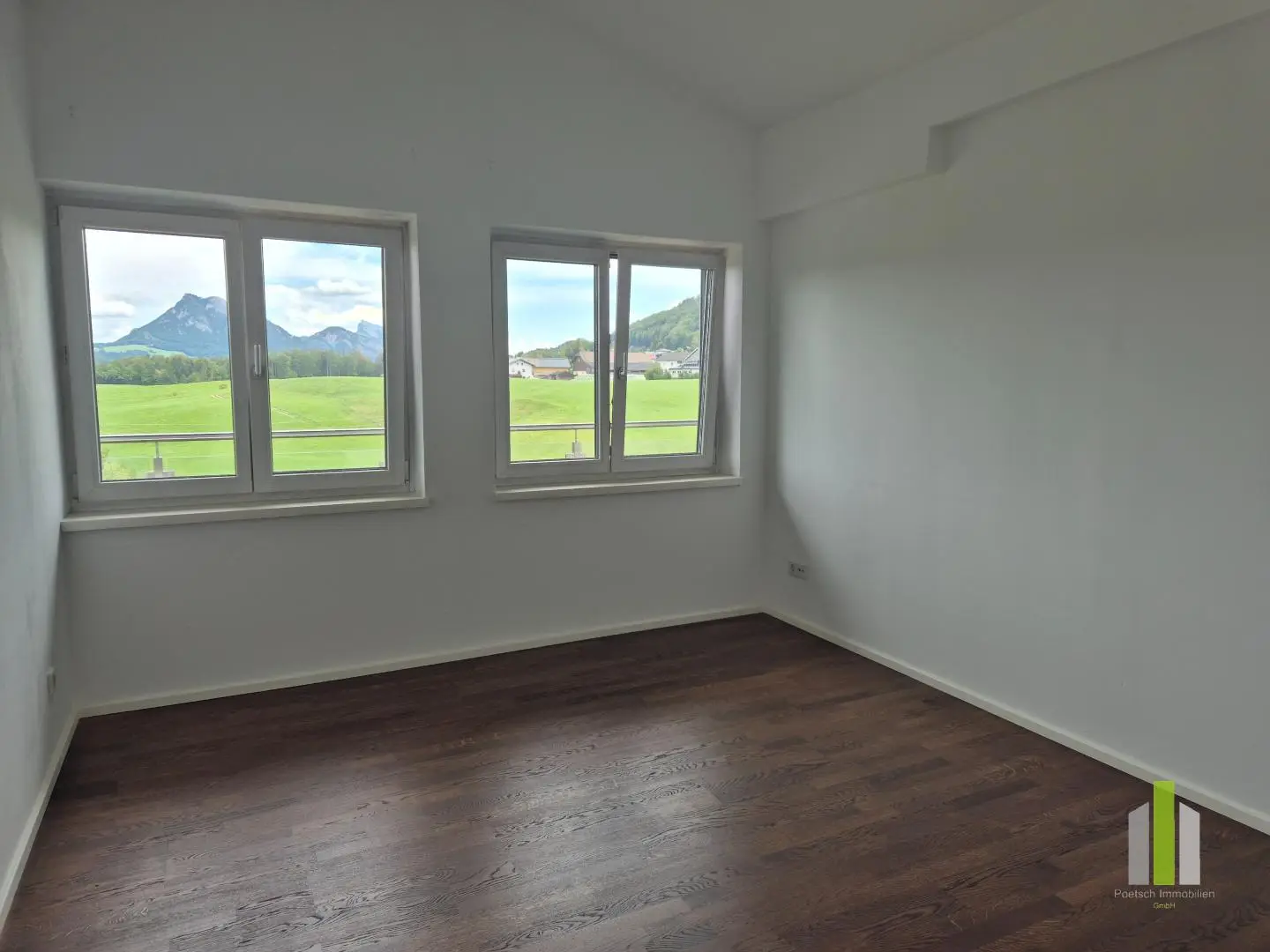 Bright Dachgeschosswohnung with terrace and balcony