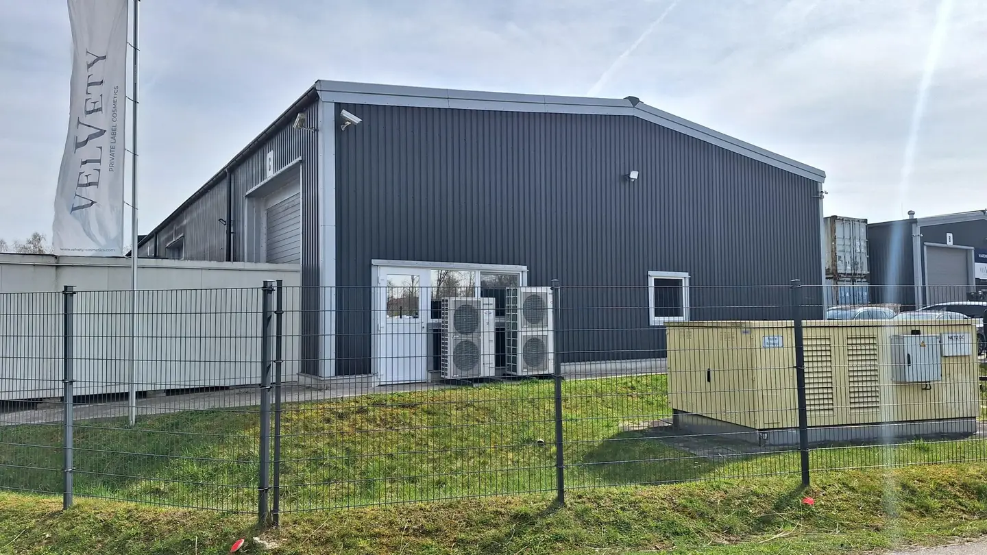 Investment apartment with office and warehouse in a well connected location