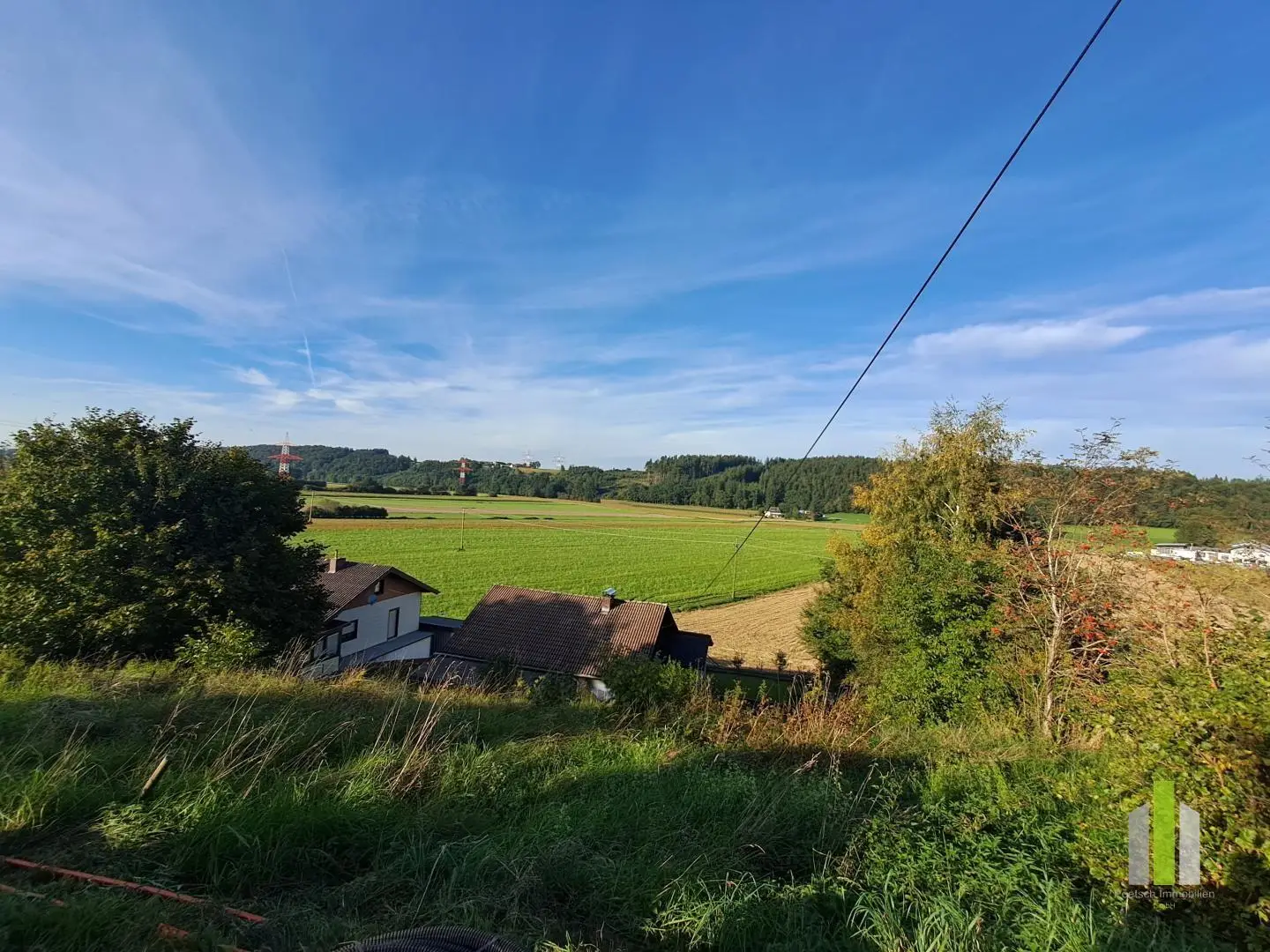 Ruhig gelegenes Hanggrundstück mit zwei Zufahrten Wohnung