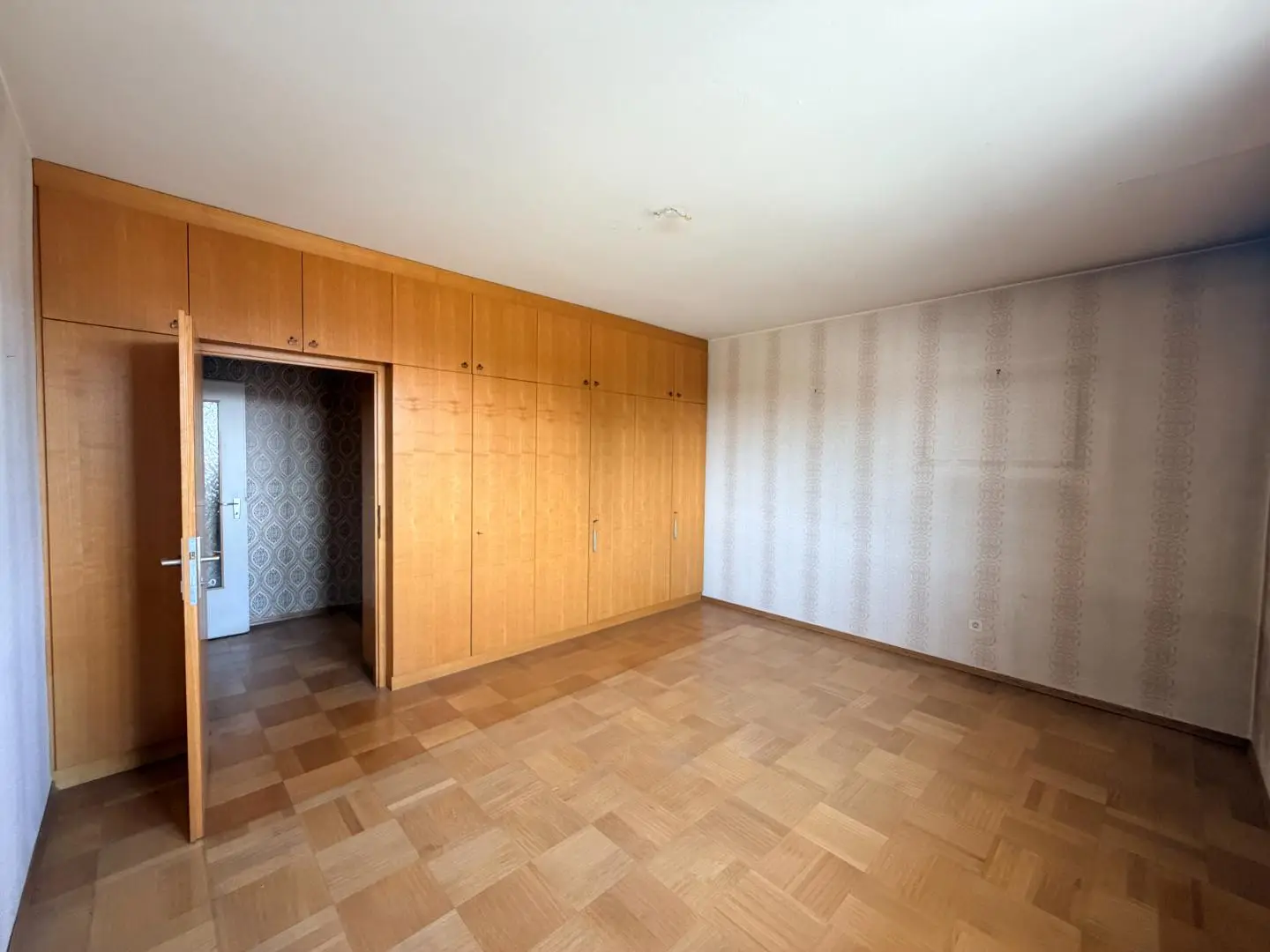 Helle Wohnung mit Lift und Modernisierungspotenzial