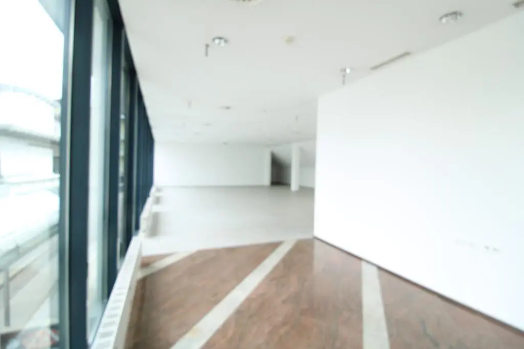 Bright apartment in shopping center with strong footfall