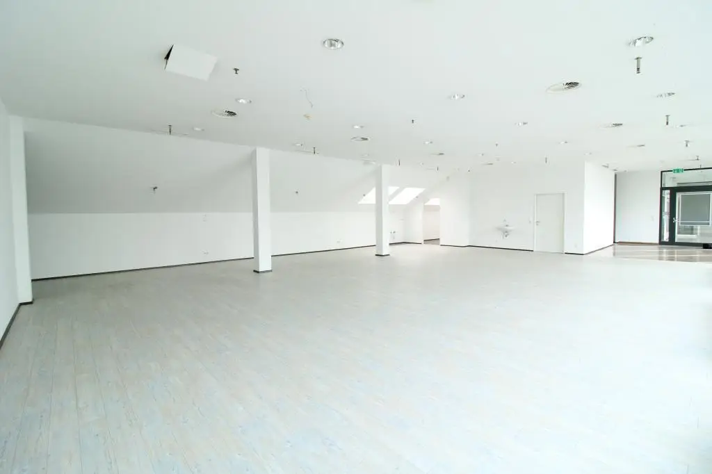 Bright apartment in shopping center with strong footfall
