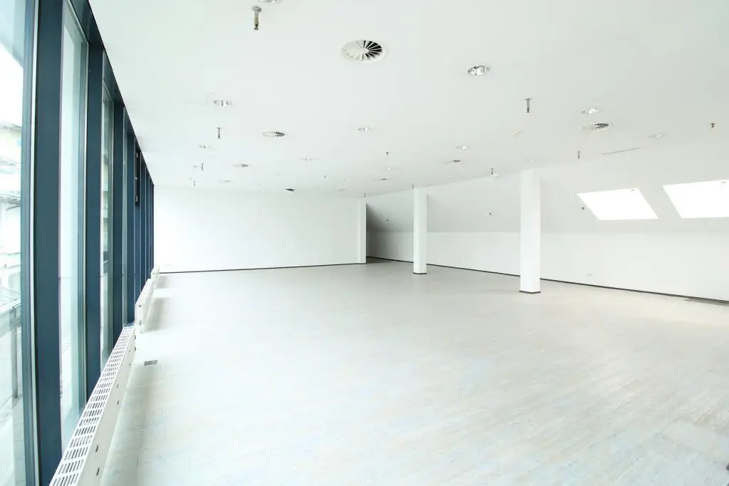 Bright apartment in shopping center with strong footfall