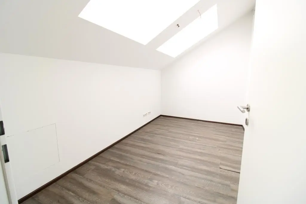 Bright apartment in shopping center with strong footfall