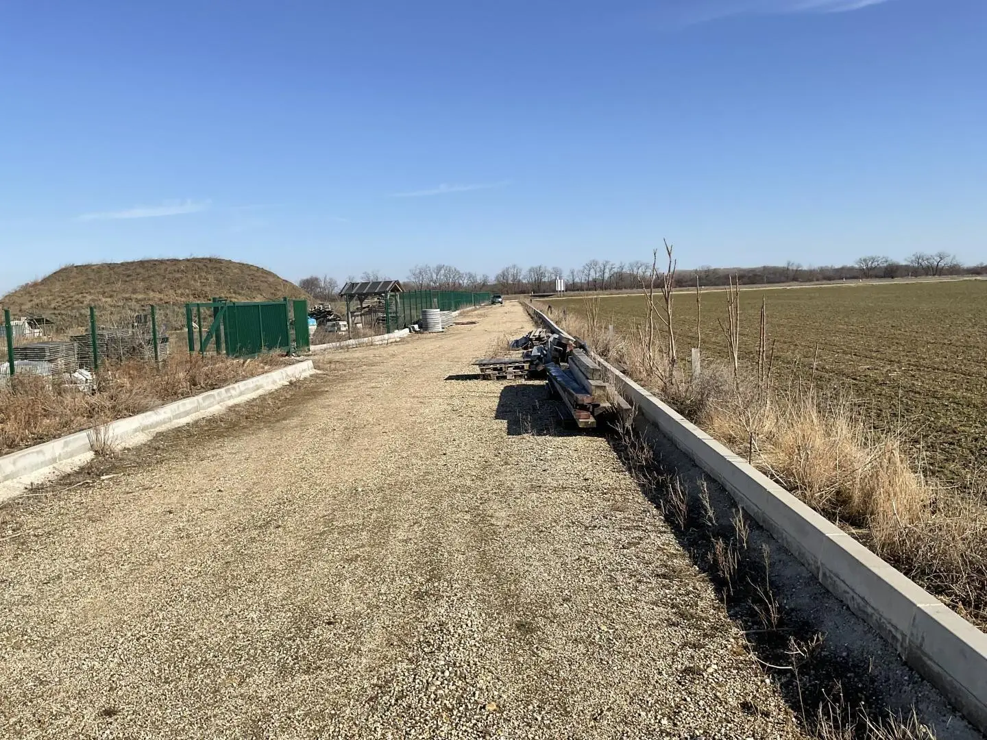 Commercial building land near border with utilities Apartment