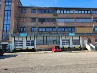 Großflächige Halle mit Rampenzufahrt Wohnung
