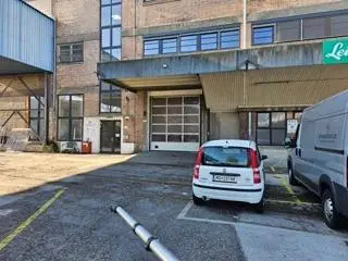 Großflächige Halle mit Rampenzufahrt Wohnung