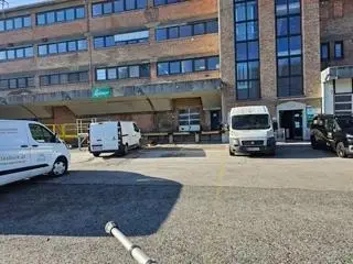 Großflächige Halle mit Rampenzufahrt Wohnung