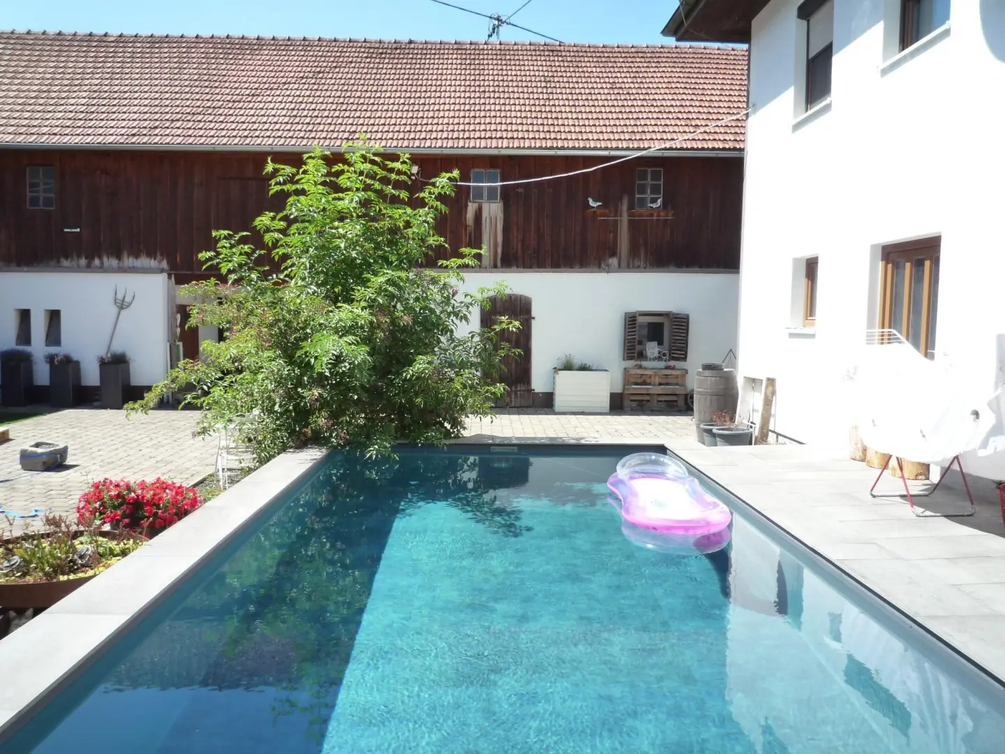 Anlegerwohnung im sanierten Bauernhaus mit Innenhofpool