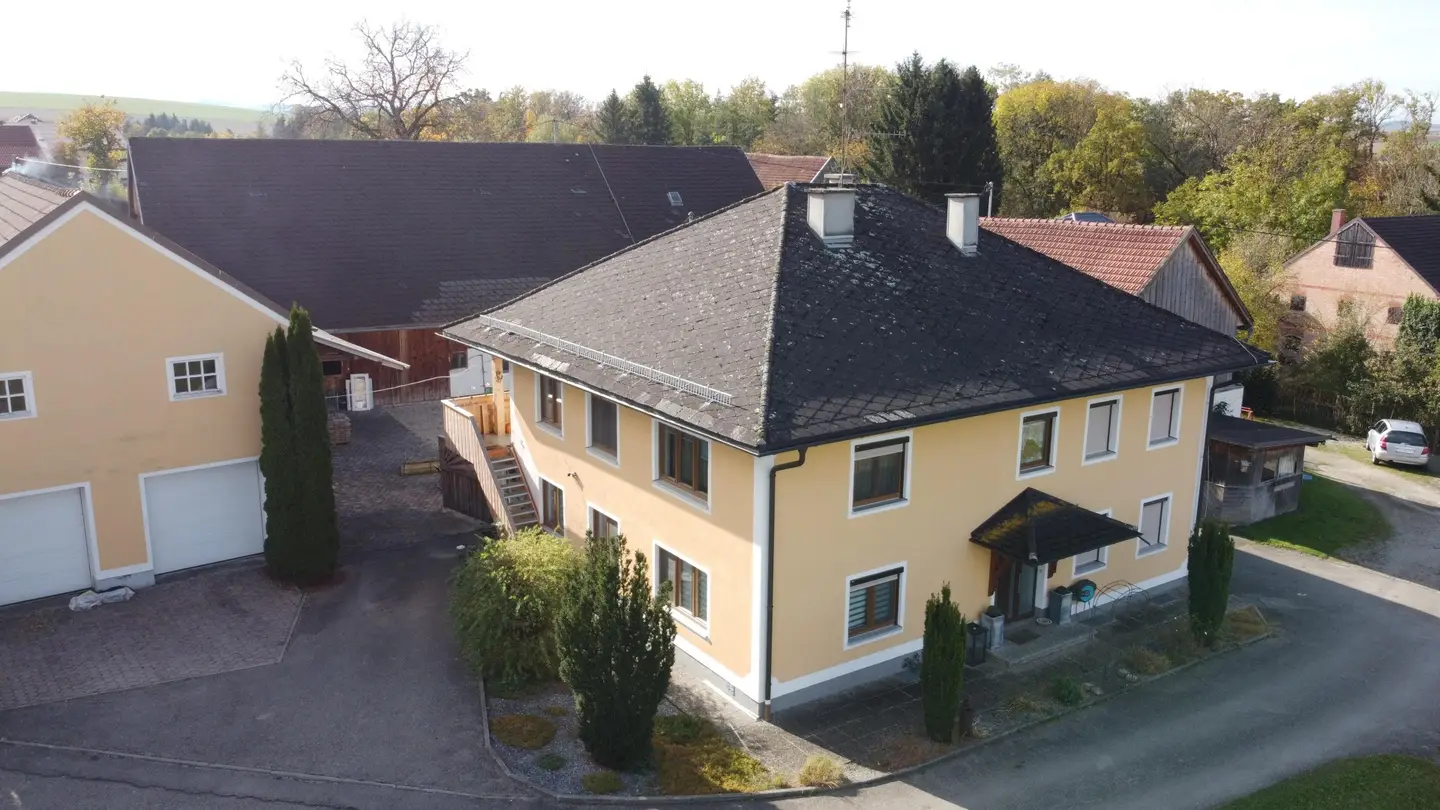 Anlegerwohnung im sanierten Bauernhaus mit Innenhofpool
