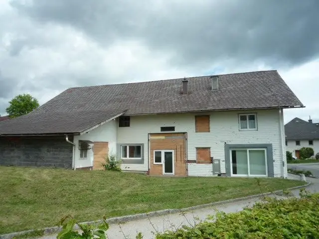 Versatile apartment with large workshop