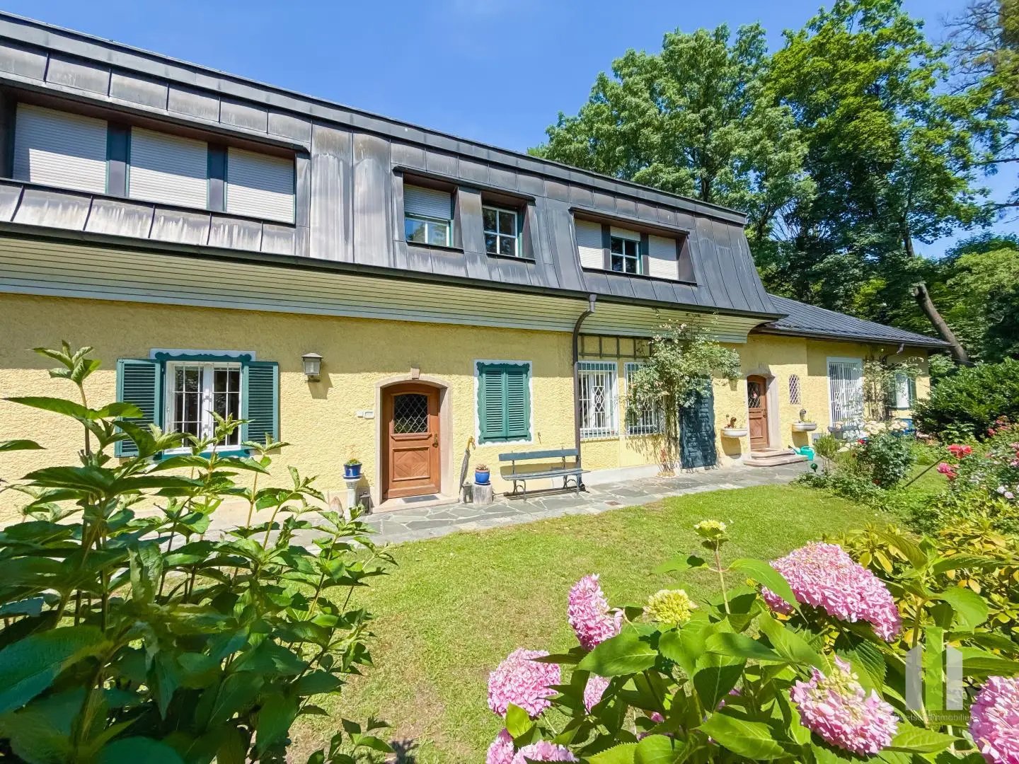 City villa with large garden near old town Apartment