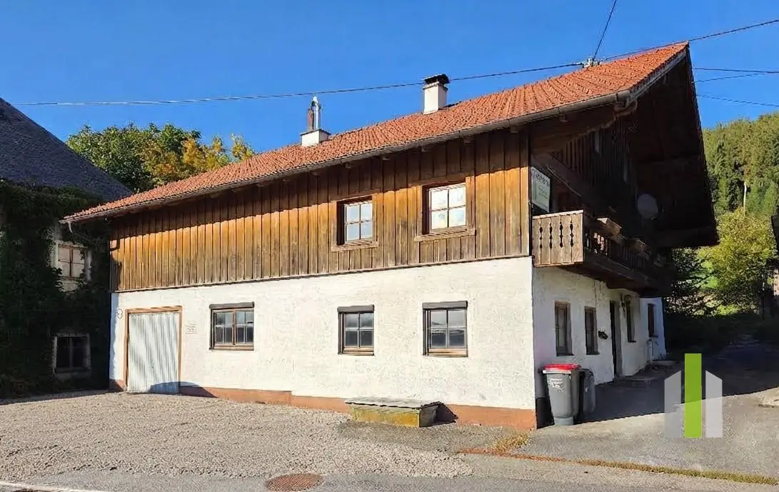 Sunny plot with existing building and two garages Familienwohnung