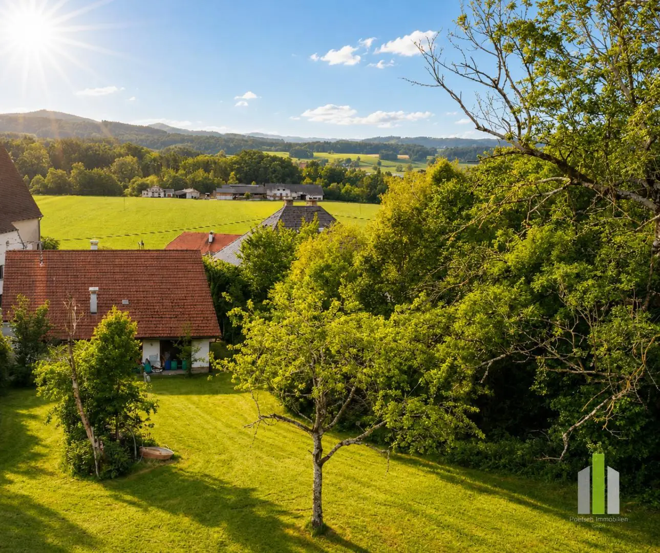 Sunny plot with existing building and two garages Familienwohnung