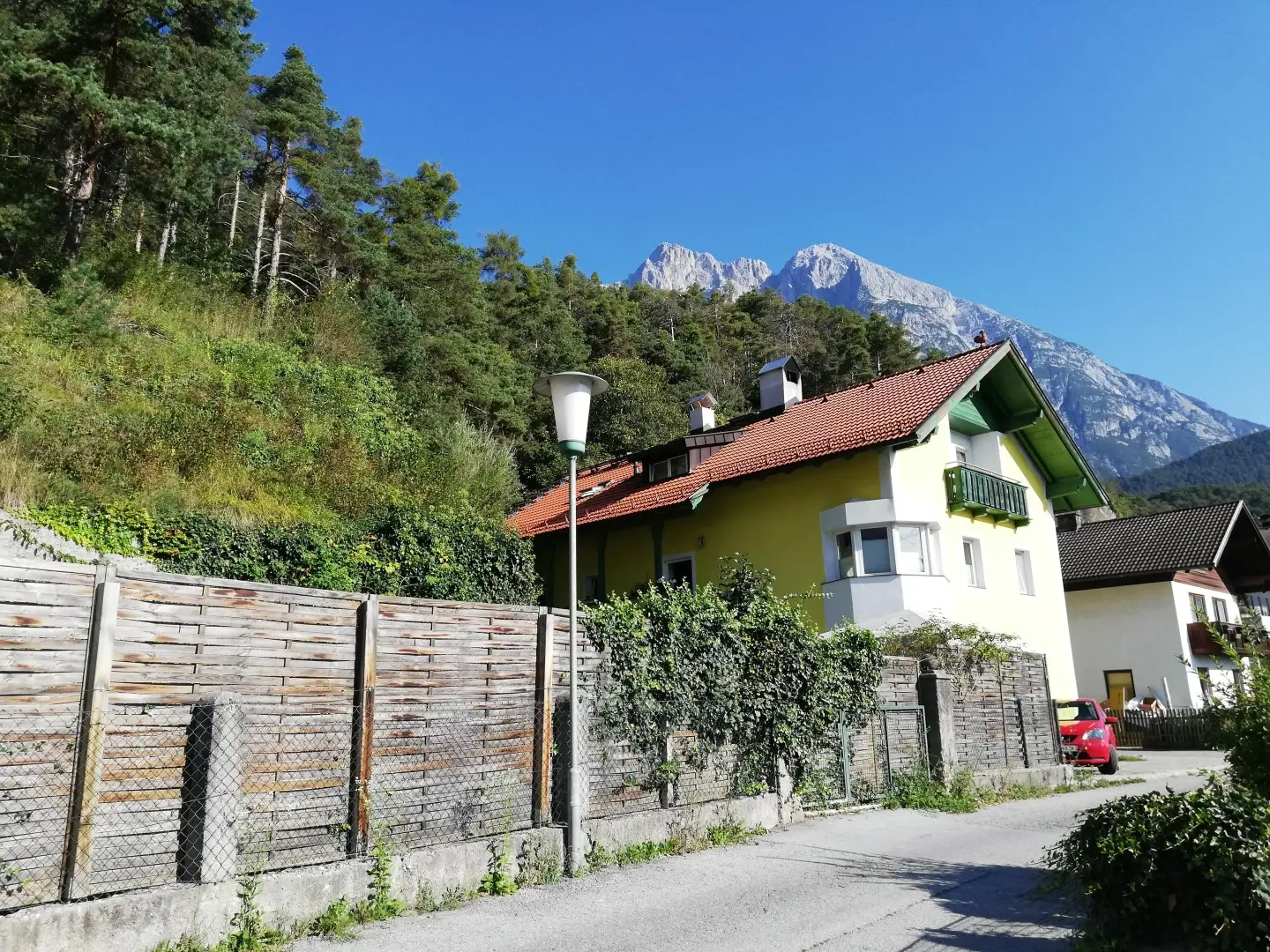 Investment apartment in quiet sunny location with garage