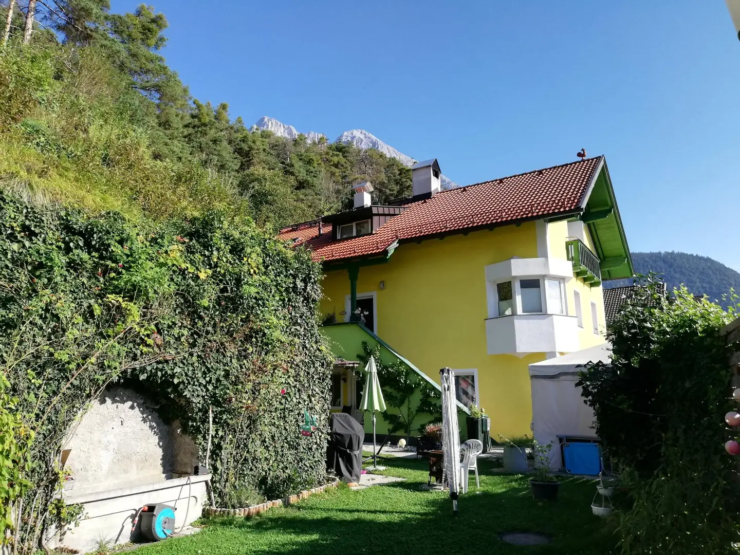 Investment apartment in quiet sunny location with garage