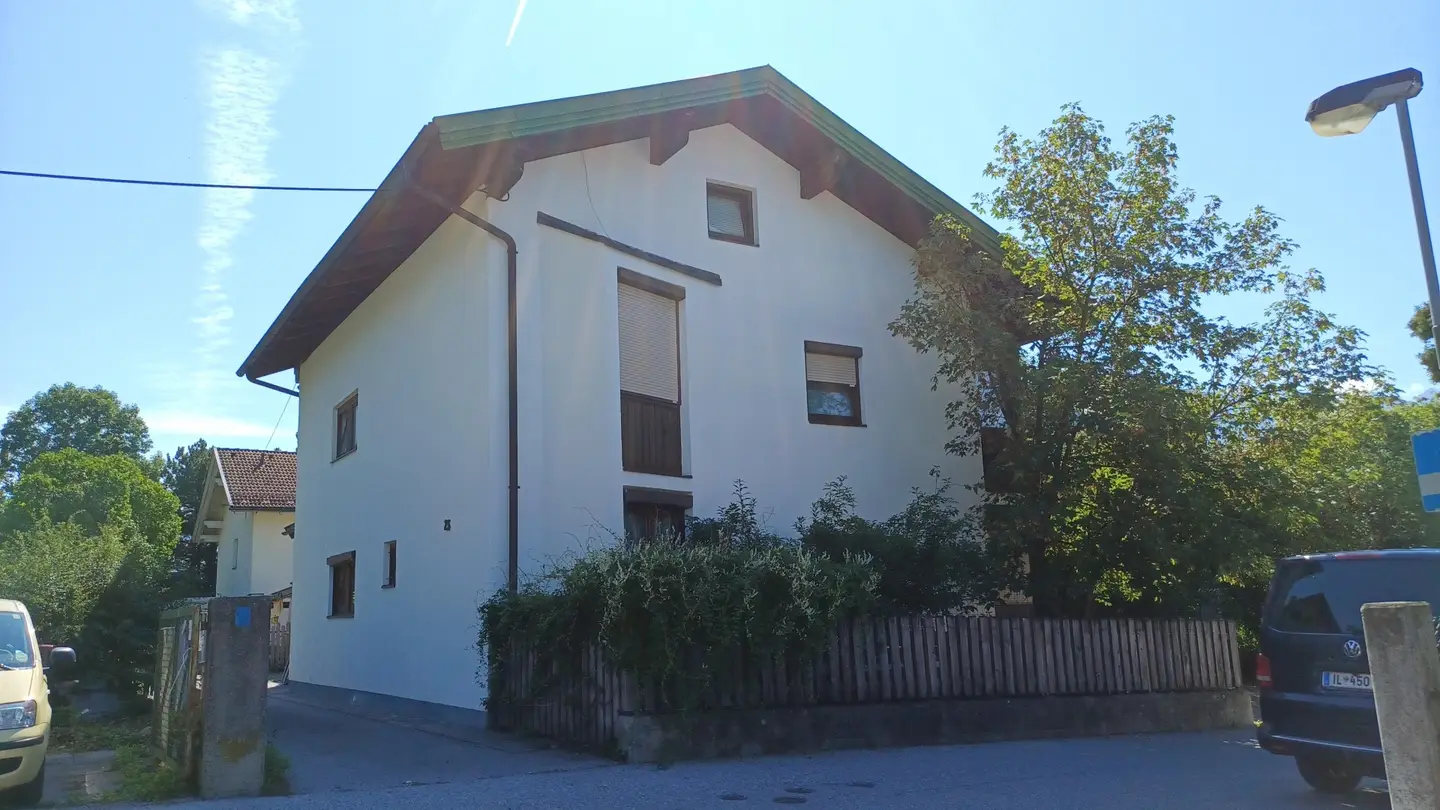 Sunny apartment with garage and garden