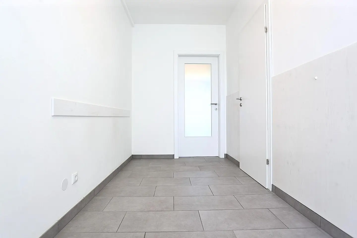 Barrierefreie neuwertige Wohnung mit Balkon und Garage