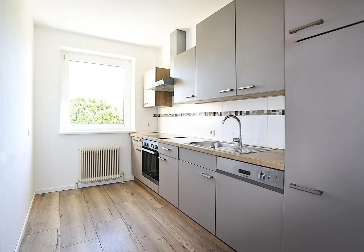 Bright ground floor apartment with balcony and parking