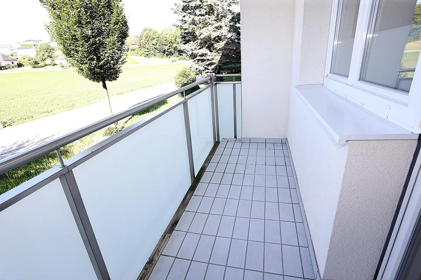 Bright ground floor apartment with balcony and parking