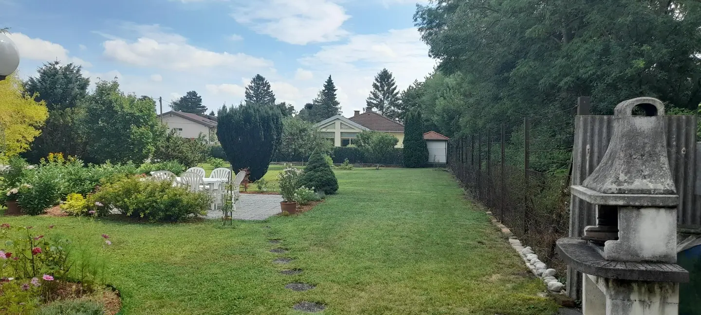 Family apartment in bungalow with large garden