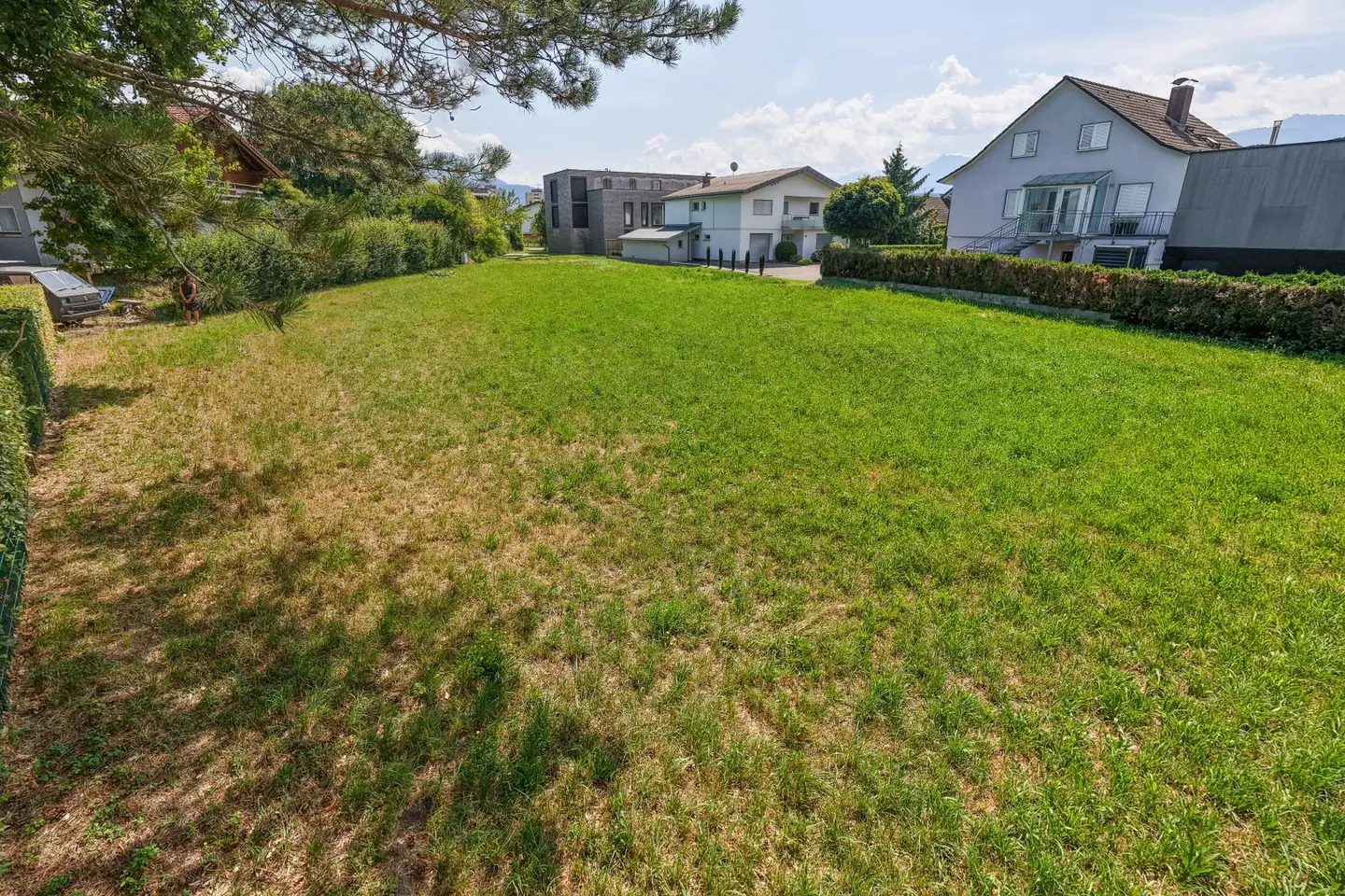 Quiet building plot ideal for family apartment