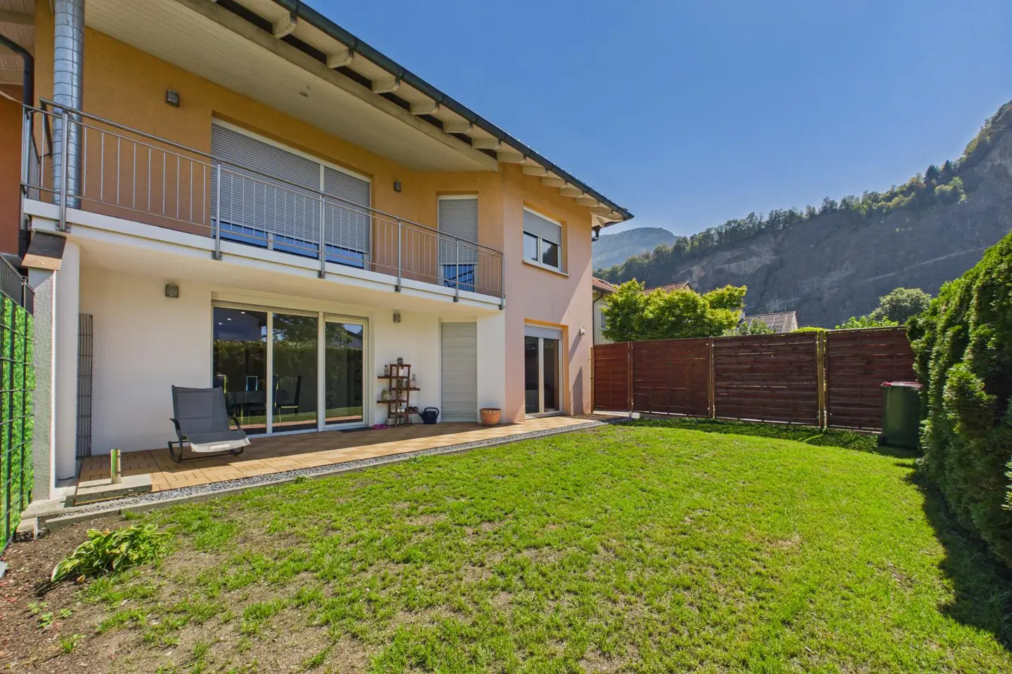 Gepflegtes Zuhause mit Garten und Doppelgarage Familienwohnung