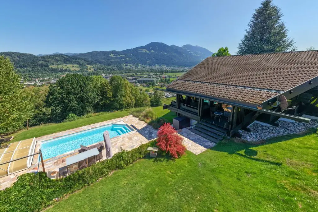 EIN HAUS FÜR MENSCHEN, DIE DAS BESONDERE ZU SCHÄTZEN WISSEN - WOHNEN MIT POOL & PANORAMABLICK