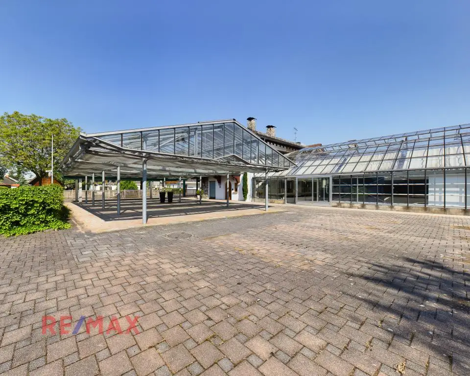 Glashaus mit großer Freifläche Loftwohnung