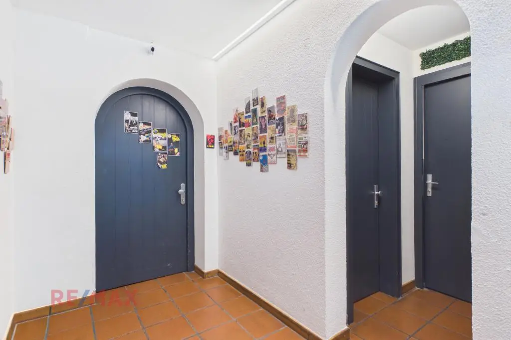 Zentrale Barfläche mit modernem Interieur Wohnung
