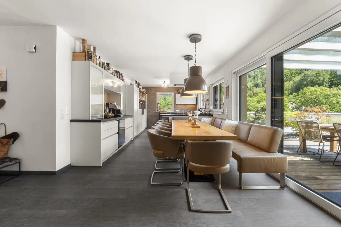 Light filled Wohnung with large terrace and fireplace