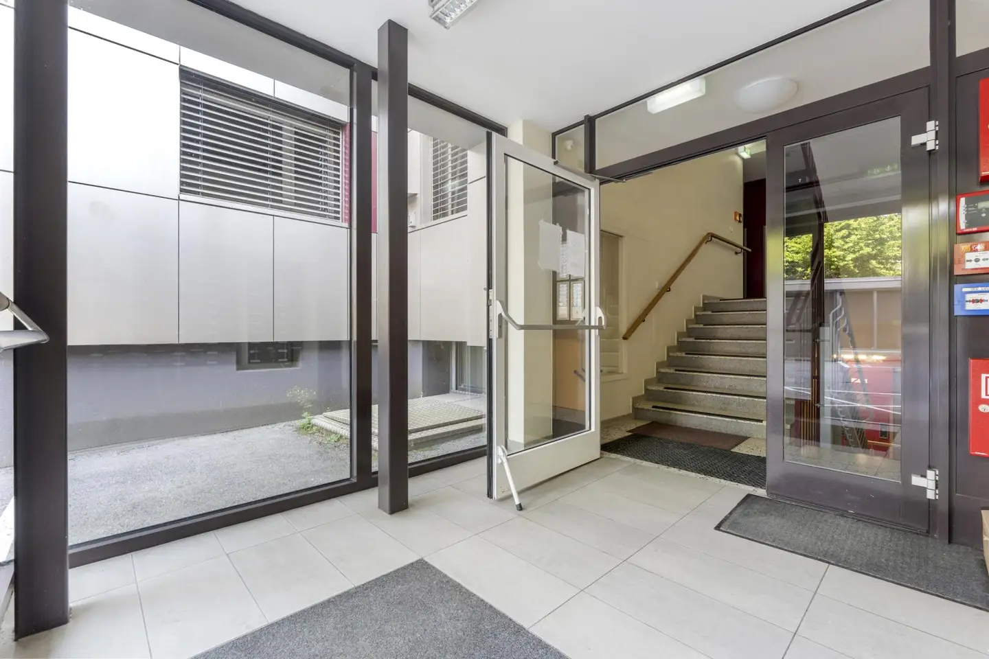 Helle Wohnung mit verglaster Loggia und Garage