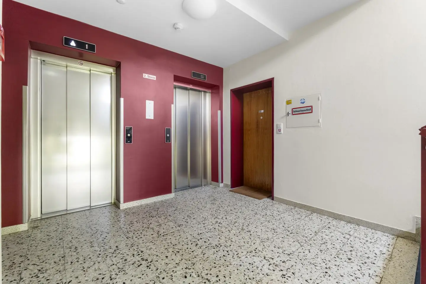 Helle Wohnung mit verglaster Loggia und Garage