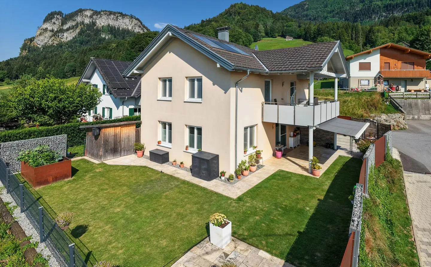 Quiet family apartment with garden and valley view