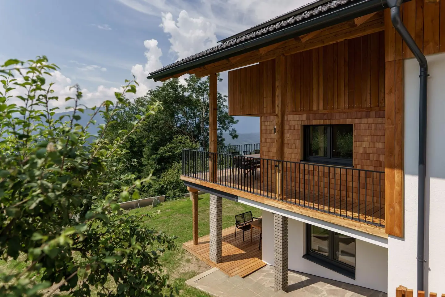 Bright holiday apartment with lake view