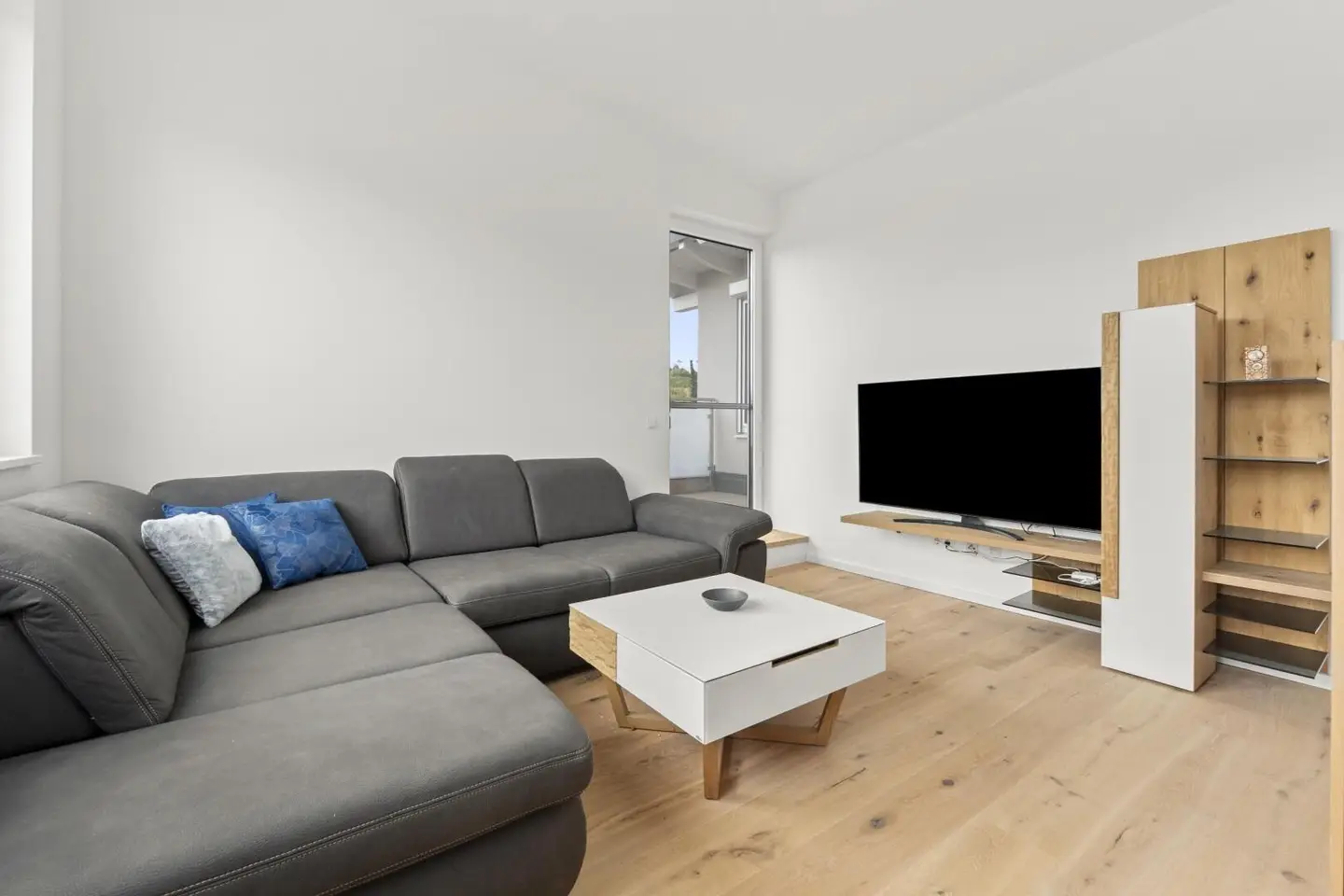 Sunny penthouse with roof terrace and private garden