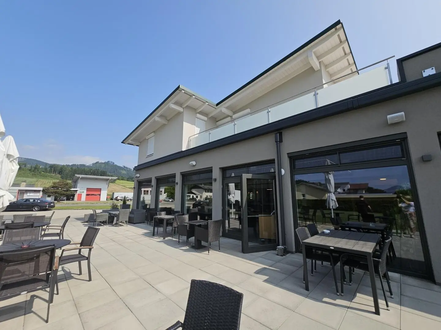Wohnung mit betriebsbereitem Restaurant und Privatpool