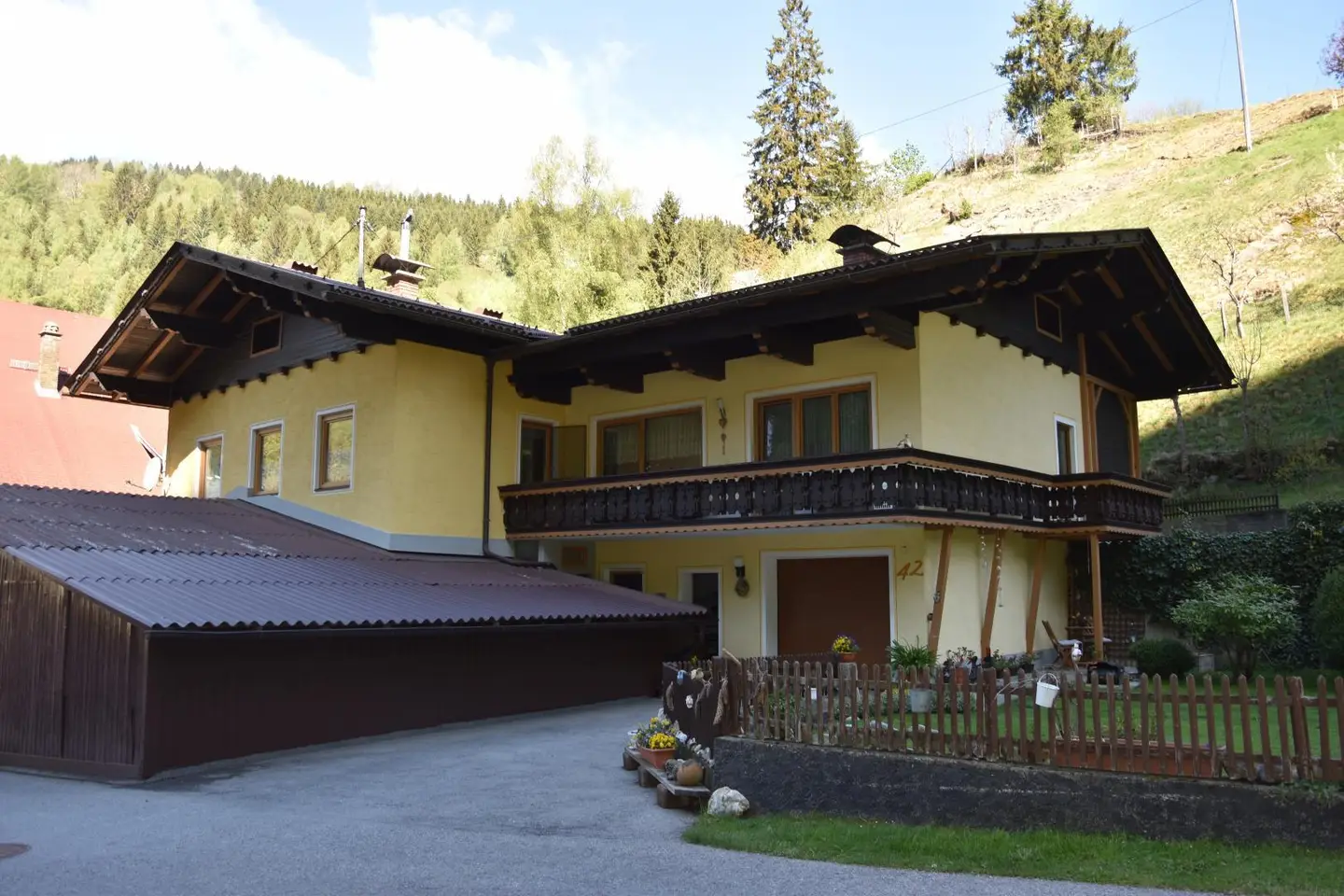 Gepflegte Wohnung mit privatem Garten und Garage