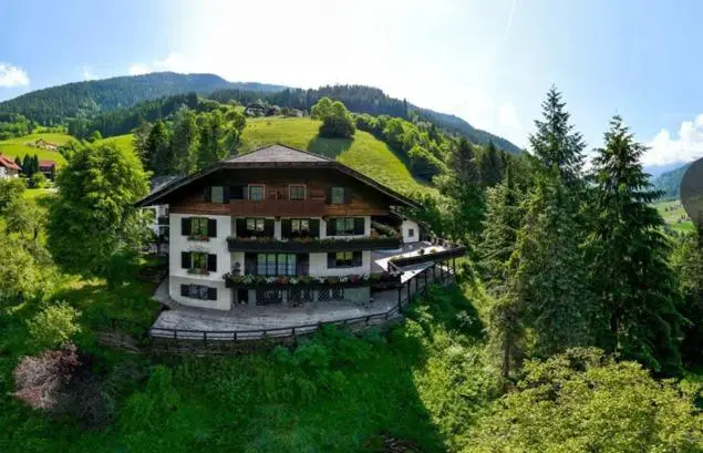 Panoramic lake view and pool Ferienwohnung in seclusion