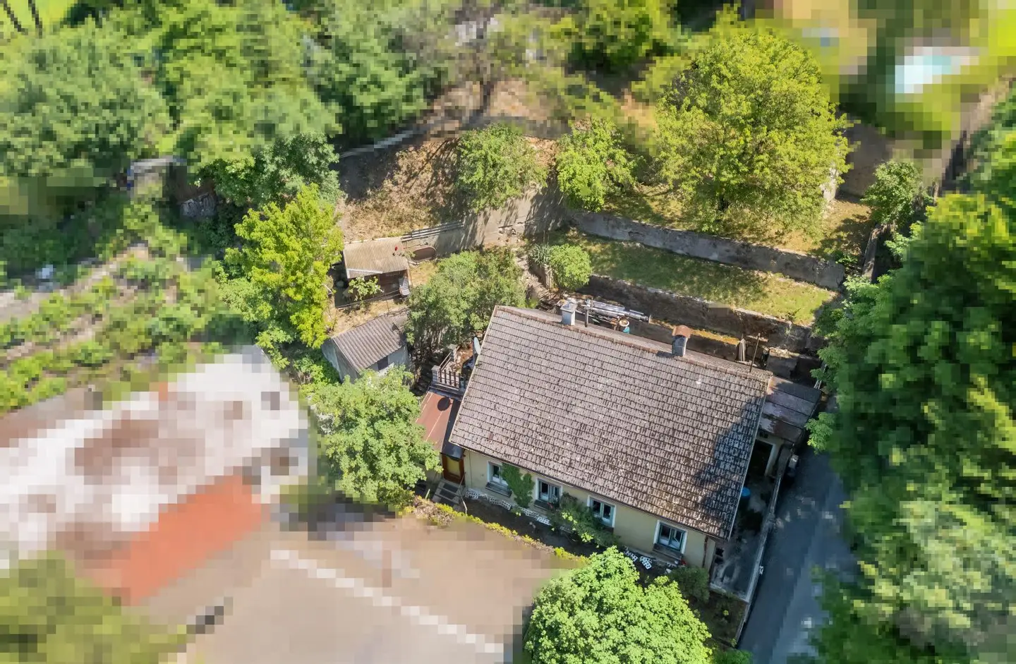 Waldnahe Wohnung in Hanglage mit Neubaupotenzial
