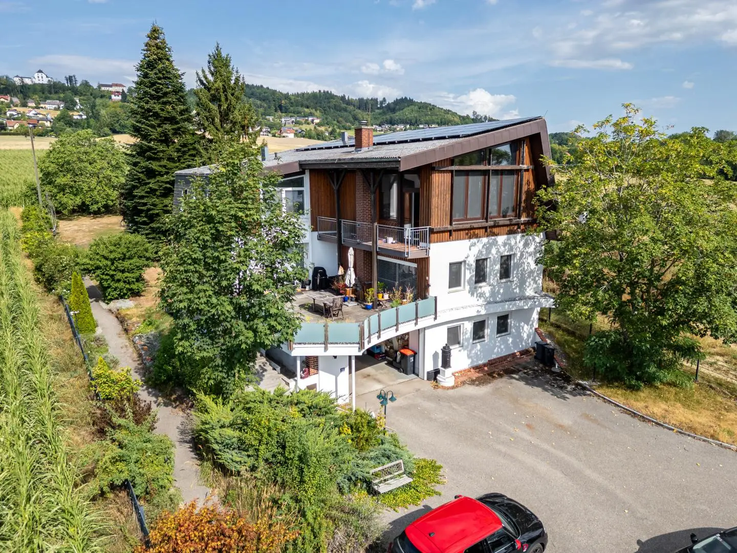 Repräsentative Familienwohnung mit großer Terrasse und Garten