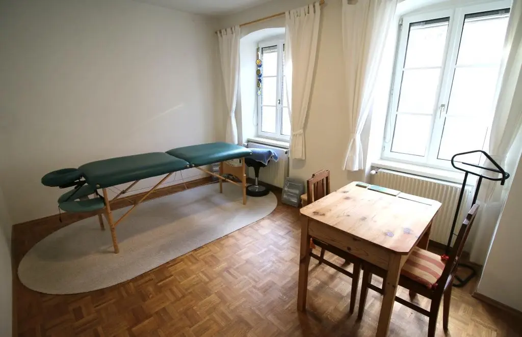 Voll möblierte Wohnung zentral für Praxis und Kurse