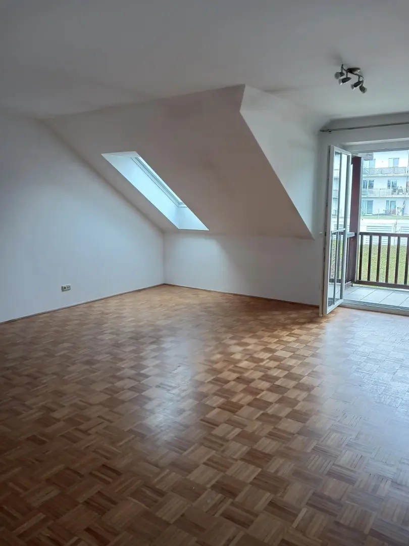 Bright quiet Wohnung with sunny balcony