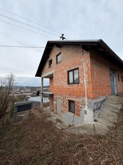 Aussichtsreicher Rohbau in stadtnaher Lage Familienwohnung