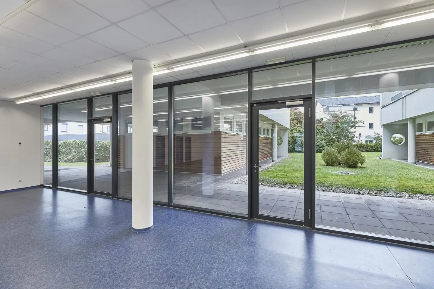 Helle barrierefreie Wohnung mit großer Schaufensterfront