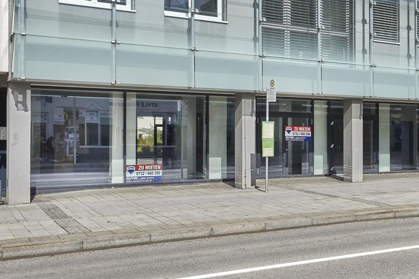 Helle barrierefreie Wohnung mit großer Schaufensterfront