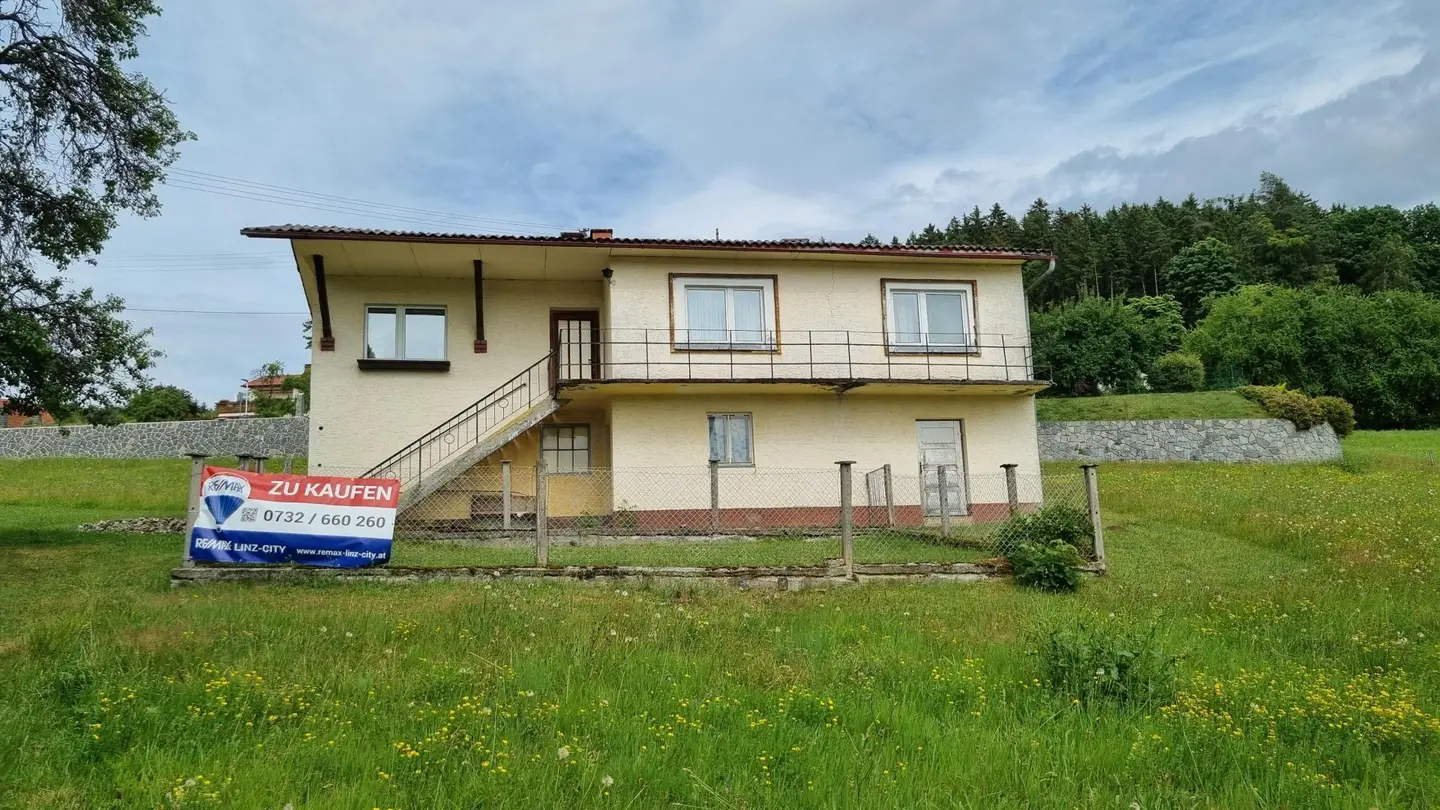 Spacious property with renovation opportunity Apartment